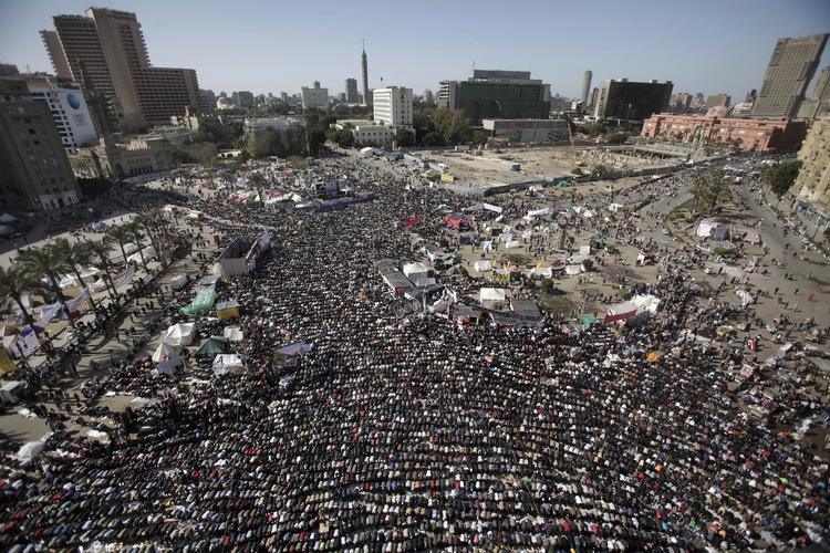fluepapir. Under fødderne på de titusinder af demonstranter, der er på gaden i dag, ligger Tahrirpladsen, der er blevet symbol på revolutionen i Egypten. For et år siden udspandt 'Vredens dag' sig, og det er den, de mange demonstranter i dag markerer i forbindelse med fredagsbønnen. 