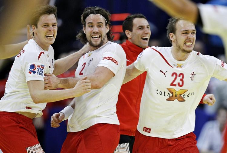 Jubel. Hans Lindberg, Thomas Mogensen og Henrik Toft Hansen nyder sejren umiddelbart efter opgøret mod Spanien. 