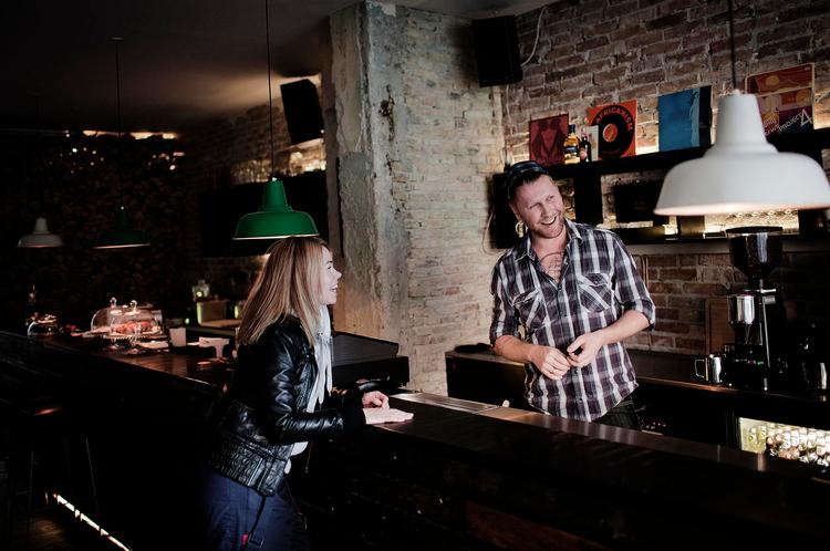 kaffebar.  Indtil videre er Glamourpuss på Åboulevard et kaffested, men når cafeen får spiritusbevilling, vil den udvide med en cocktailbar om aftenen. 