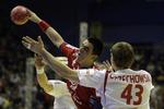 ramt. Det gik hårdt for sig, da Serbien vandt over Kroatien i semifinalen ved EM i håndbold. Efter kampen blev serbiske Zarko Sesum, som her ses i rød trøje i en tidligere kamp i turneringen mod Polen, angiveligt ramt i øjet af kasteskyts fra sit eget publikum. 