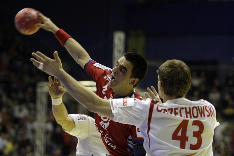 ramt. Det gik hårdt for sig, da Serbien vandt over Kroatien i semifinalen ved EM i håndbold. Efter kampen blev serbiske Zarko Sesum, som her ses i rød trøje i en tidligere kamp i turneringen mod Polen, angiveligt ramt i øjet af kasteskyts fra sit eget publikum. 