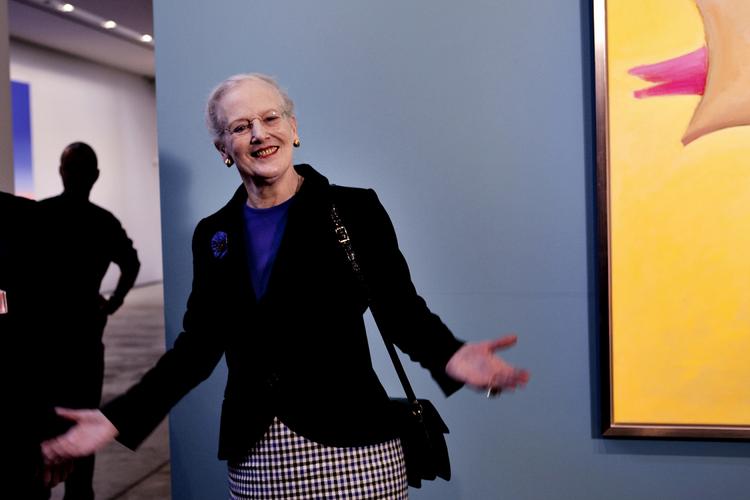 Kritik. Anmelderne giver dronningen jævne karakter for hendes hidtil største udstilling, der åbner på Arken lørdag 28. januar. 