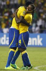 Jubel. Gabons sejr over Marokko fik de 40.000 tilskuere på Stade d'Angondjé i Libreville til at juble sammen med heltene Remy Ebanega (t.h.) og Edmond Mouele. 