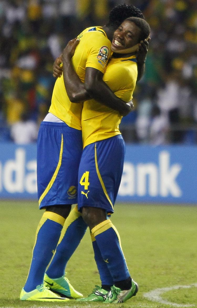 Jubel. Gabons sejr over Marokko fik de 40.000 tilskuere på Stade d'Angondjé i Libreville til at juble sammen med heltene Remy Ebanega (t.h.) og Edmond Mouele. 