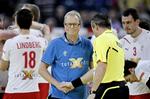 Rutineret. Ulrik Wibek har prøvet det mest som træner. I 1997, da han var træner for kvindelandsholdet, blev to danske fans knivdræbt af en tysk tilskuer under en VM-kamp mod Rusland i Berlin. 