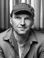 Begravelsen. Martin Ringmose har fået rollen som den voksne søn Christian , der er blevet misbrugt af sin far. 