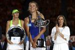 Kronet. Azarenka (i midten) er nummer 1 på den rangliste, der offentliggøres på mandag. 