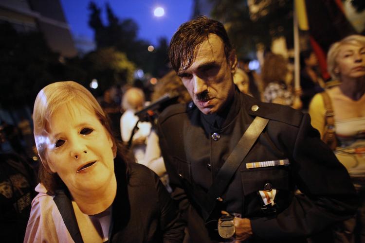 frygt. Grækere har tidligere protesteret kraftigt over, hvad de opfatter som tysk styring af landets økonomi. Billedet er fra en demonstration i efteråret, hvor der bliver spillet på nazi-trommen. 