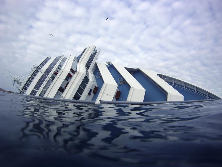 forlist. 'Costa Concordia' sejlede på et undersøisk skær, da kaptajnen søgte for tæt på øen Giglio ud for Toscanas kyst for godt to uger siden. 