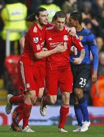 Mål. Daniel Agger ønskes tillyke af holdkammeraten Andy Carroll, der i sidste minut havde mulighed for at øge til 3-1. 
