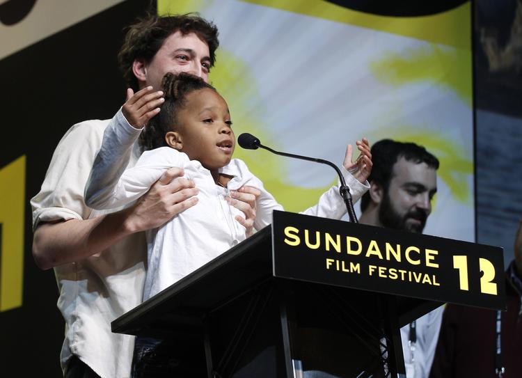 Bedst. Juryens pris for den bedste film går i år til Beasts of the Southern Wild, hvor hovedpersonen er seksårige Hushpupy, der lever med sin far i et sumpområde. Her modtager den unge skuespiller Quvenzhane Wallis prisen sammen med instruktør  Benh Zeitlin. 