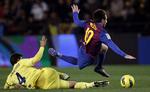 Glidende. Barcelonas Lionel Messi bliver tacklet af Villareals Mateo Mussacchio, der også er fra Argentina. 