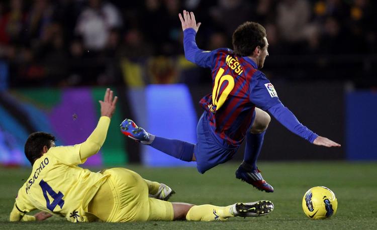 Glidende. Barcelonas Lionel Messi bliver tacklet af Villareals Mateo Mussacchio, der også er fra Argentina. 