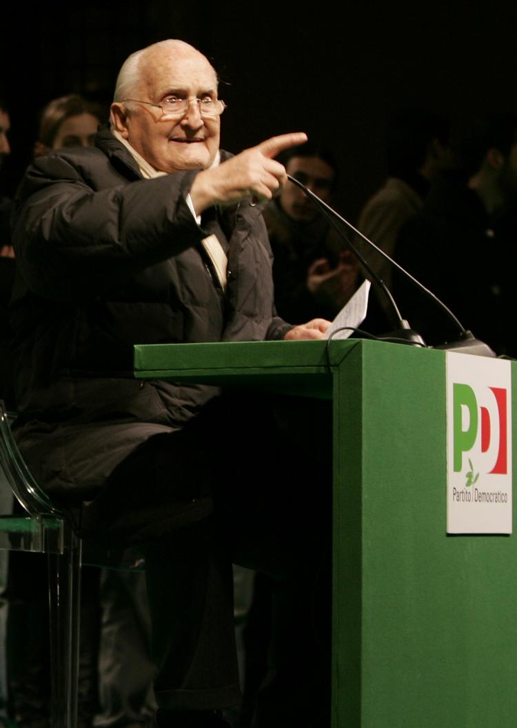 stormvejr. Oscar Luigi Scalfaro blev udpeget som præsident i Italien i 1992, hvor korruptionsskandalerne hærgede det politiske system. 