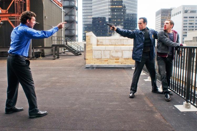 Thriller. Den danske instruktør Asger Leth prøver kræfter med Hollywood, men det falder ikke heldigt ud, mener amerikanske filmkritikere. 
