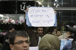Støtte. »Atom-energi er vores ret«, står på skiltet, som en iransk demonstrant holder op, mens han venter på, at FNs observatører ankommer til landet. 