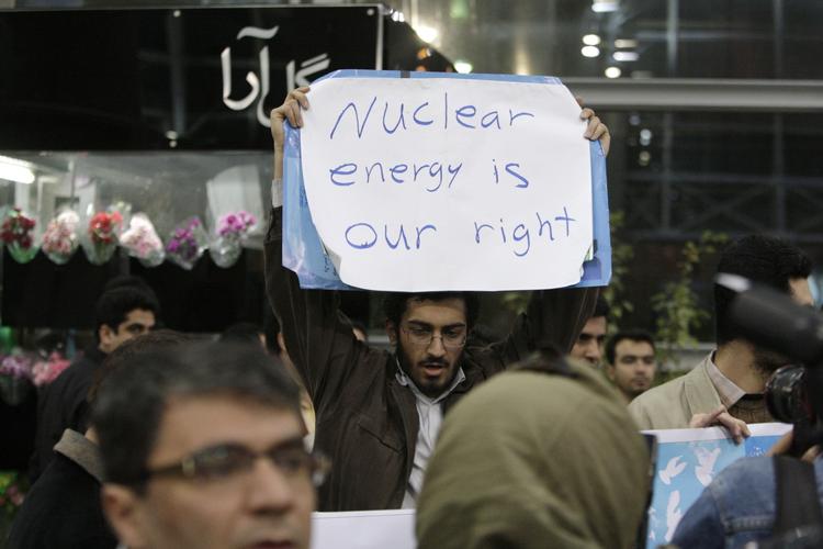Støtte. »Atom-energi er vores ret«, står på skiltet, som en iransk demonstrant holder op, mens han venter på, at FNs observatører ankommer til landet. 
