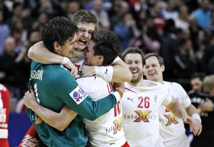 JUBEL. De danske spillere gik i ekstase, da slutfløjtet lød. 