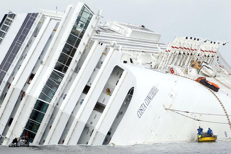 MILJØFARE. Der er stadig 2.300 ton dieselolie i krydstogtsskibet 'Cost Concordias' tanke. 