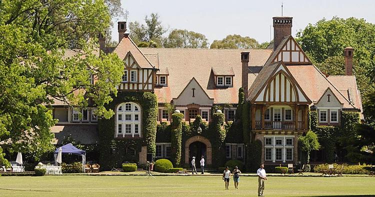 Pittoresk. Estancia Villa Maria var i gamle dage ejet af en argentinsk familie, der producerede sukkerrør. I dag er det turismen, stedet primært lever af. 