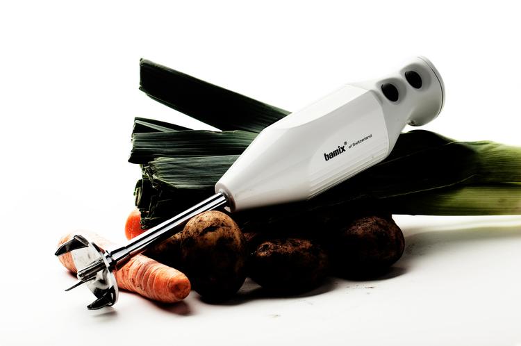 VINDERMASKINE. Stavblenderen, der vinder testen, kan ikke bare purere vinterens grøntsager - den er også støjfri og suger sig ikke fast i bunden af gryden eller blenderglasset. 