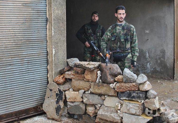 OPRØR. Oprørere fotograferet i Homs. På grund af situationen i landet er det vanskeligt at få billeder af det igangværende oprør mod regimet ud af Syrien. 