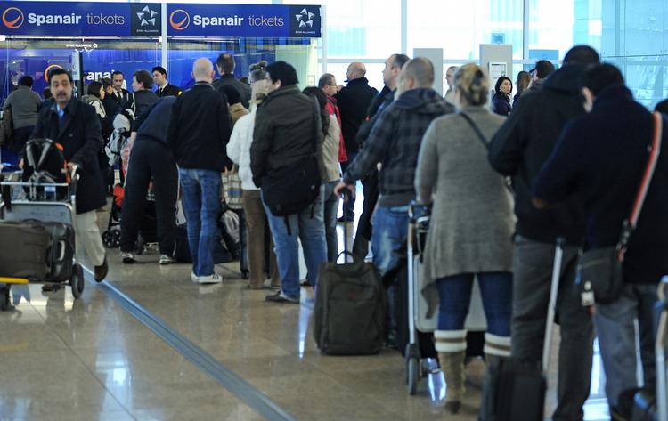 probelmatisk. Det gav flere passagerer problemer i weekenden, at Spanair gik konkurs. Billedet er fra i lørdags af køen foran tjek in-skranken i Barcelona. 