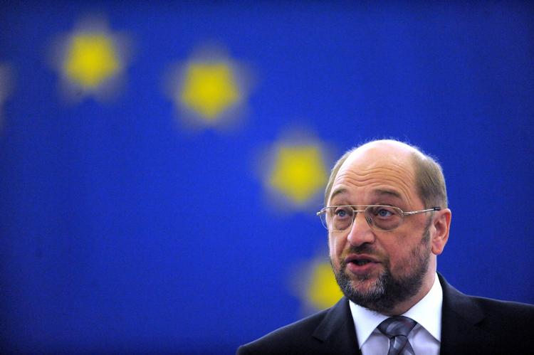 Tobinskat. Martin Schulz mener at banker, forsikringsselskaber og spekulanter skal deltage i løsningen på krisen. 
