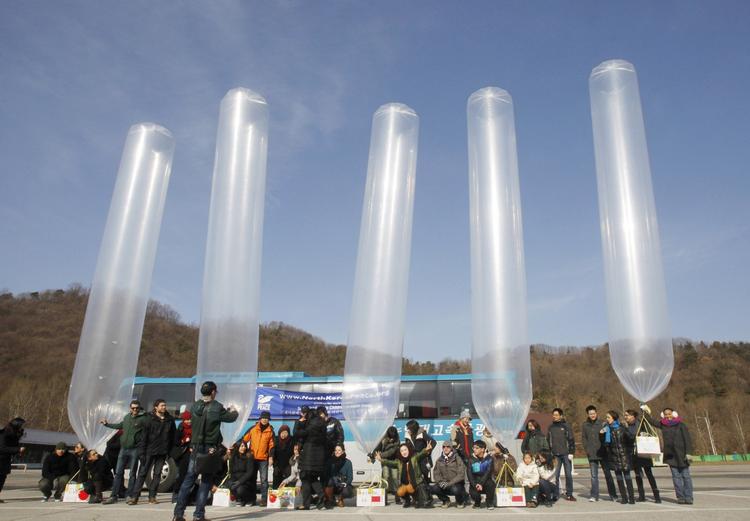 Sokker. Sydkoreanske aktivister sender sokker mod Nordkorea. 