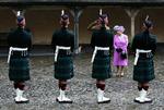 LØSRIVELSE. Dronning Elizabeth skal fortsætte som dronning i Skotland, selv om landet eventuelt løsriver sig, siger den skotske statsminister. Her står soldater fra det skotske regiment i Stirling-slottet ret foran regenten. 