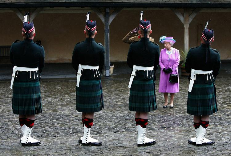 LØSRIVELSE. Dronning Elizabeth skal fortsætte som dronning i Skotland, selv om landet eventuelt løsriver sig, siger den skotske statsminister. Her står soldater fra det skotske regiment i Stirling-slottet ret foran regenten. 