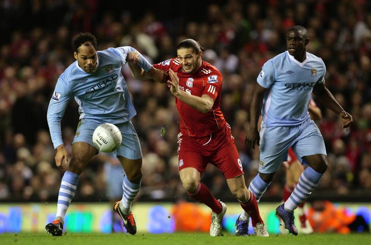 Skiftedag? Andy Carroll (i midten) er blevet sat i forbindelse med et skifte til Manchester City. 