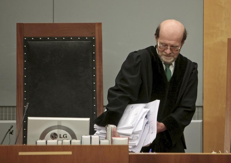 TERRORDOM. Dommer Oddmund Svarteberg i tingretten i Oslo med den omfangsrige terrordom under armen. 