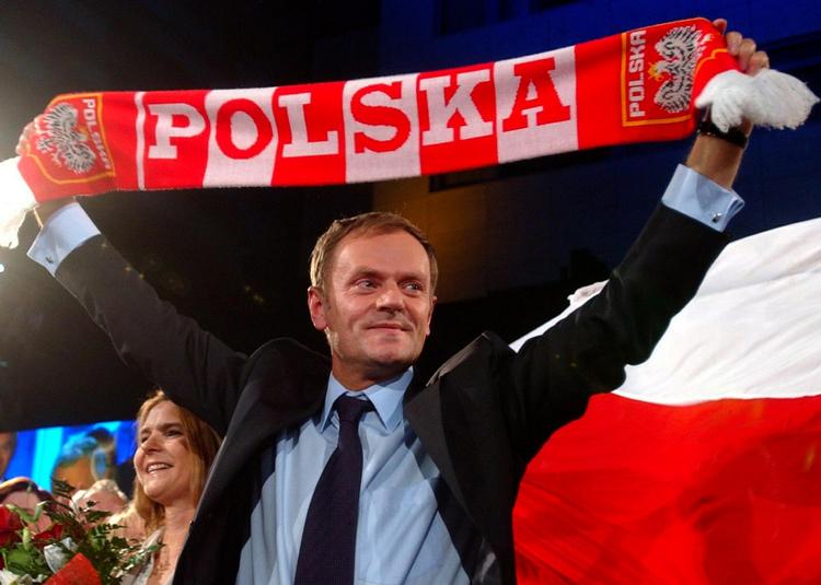 truende. Donald Tusk, fotograferet ved festen efter sin valgsejr i 2007, har ved ankomsten til Bruxelles ført sig frem med høj retorik. 