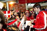 Flere hundrede fans vil have autografer fra Bo Spellerberg og de andre EM-helte. Foto: Joachim Adrian. 