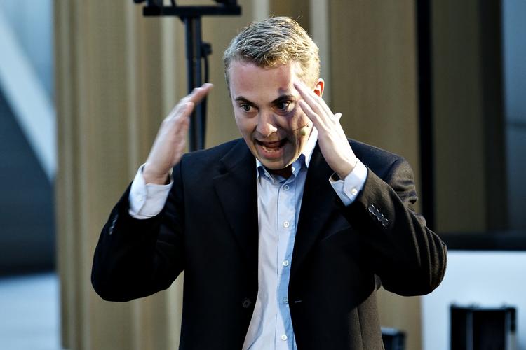 Afstemningskrav. Morten Messerschmidt mener, at Helle Thornings-Schmidt har »malet sig op i et hjørne«, så hun ikke kan undgå at sende Danmarks eventuelle tilslutning til finanspagten til folkeafstemning. 