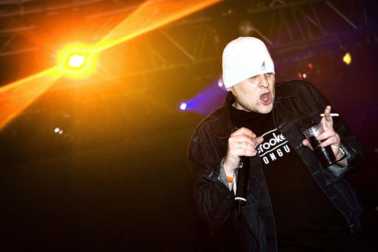 Rus. Sanger i Happy Mondays Shaun Ryder var mildest talt ustyrlig og befandt sig mest i en rus af piller og alkohol inden bandet gik fra hinanden i 1992. Shaun Ryder slæbte eksempelvis engang en tysk Lugerpistol med til et pressemøde. 