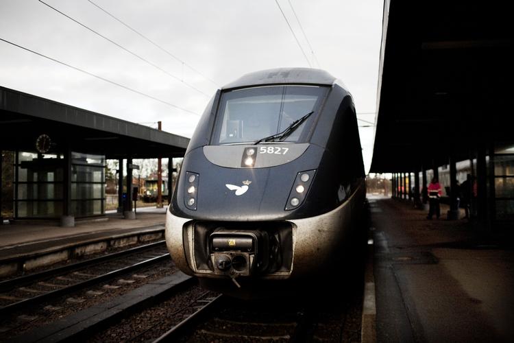 DSB og Trafikstyrelsen vil allerede i dag holde deres første møde om, hvad der skal til, for at togene kan komme tilbage i drift og køre med passagerer. 