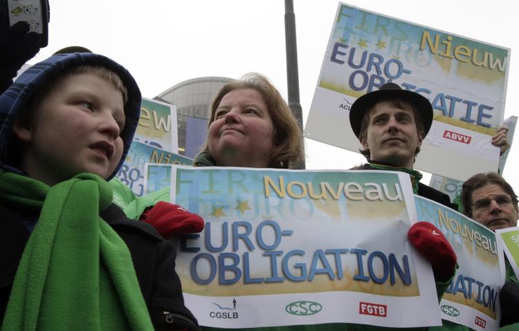 Demonstration. Den offentlige trafik var lammet af strejke i Bruxelles i går, og foran topmødebygningen mødte demonstranter op med selvproducerede 'euroobligationer'. 
