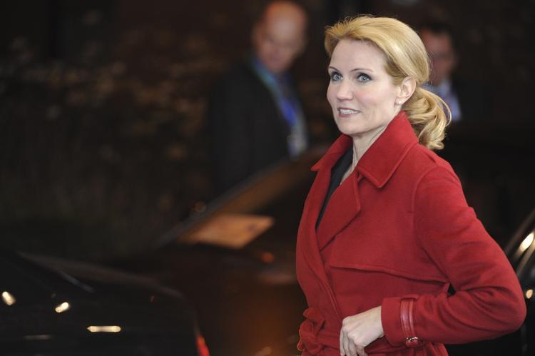Tryg. Helle Thorning-Schmidt på vej til topmødet i Bruxelles i går. Hun er ikke i tvivl om, at finanspagten vil skabe tryghed og være et gode for Danmark. 