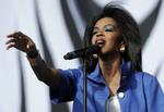 Ommer. Da bandet gik på kl. 21.45 og Lauryn Hill kort før 22 fulgte efter pakket ind i pelsjakke og smykker, gik der ikke længe før man ønskede, hun havde ladet være, mener Politikens Kim Skotte. 