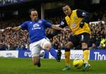 VENSTREBENET. Fra sin position som venstre back er Martin Olsson (th.) meget fremadrettet, som her mod Everton, hvor Landon Donovan må tilbage og blokere for et indlæg. 