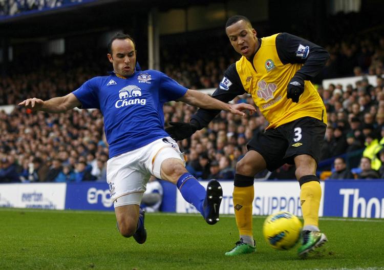 VENSTREBENET. Fra sin position som venstre back er Martin Olsson (th.) meget fremadrettet, som her mod Everton, hvor Landon Donovan må tilbage og blokere for et indlæg. 