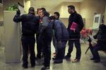 Jobjagt. Arbejdsløse studerer et jobopslag i den spanske by Pamplona. Spanien har den højeste ledighed i eurozonen, mens Østrig har den laveste. 
