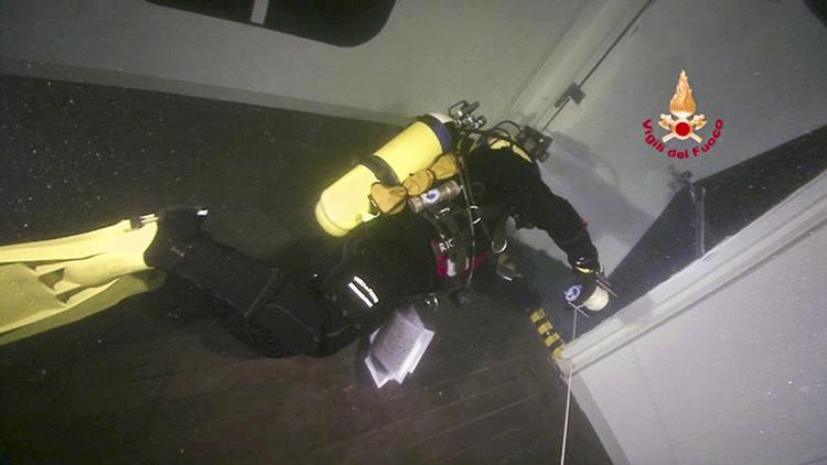 eftersøgning. En dykker fotograferet inde i 'Costa 'Concordia' i går. Dykkerne har fundet 17 af de 32 savnede personer, efter at krydstogtskibet gik på et skær fredag 13. januar. 
