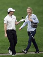 BYTTEPLADS. Caroline Wozniacki brød første gang ind i verdens top-10 i juni 2010 og har siden ligget over sin golfkæreste, Rory McIlroy, men det blev der lavet om på i går. 