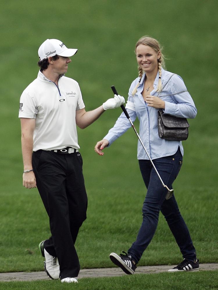 BYTTEPLADS. Caroline Wozniacki brød første gang ind i verdens top-10 i juni 2010 og har siden ligget over sin golfkæreste, Rory McIlroy, men det blev der lavet om på i går. 