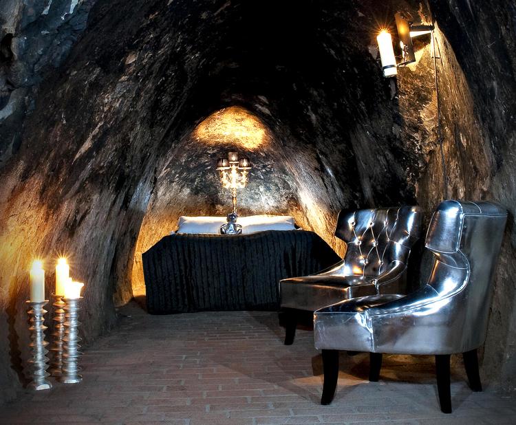 GODNAT. I Sverige kan du sove i en gammel sølvmine 155 meter under jordens overflade.