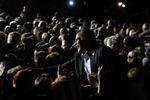 primærvalg. Mitt Romney hilser på tilhængere i Lake Sumter Landing i Florida forud for valget i dag. 