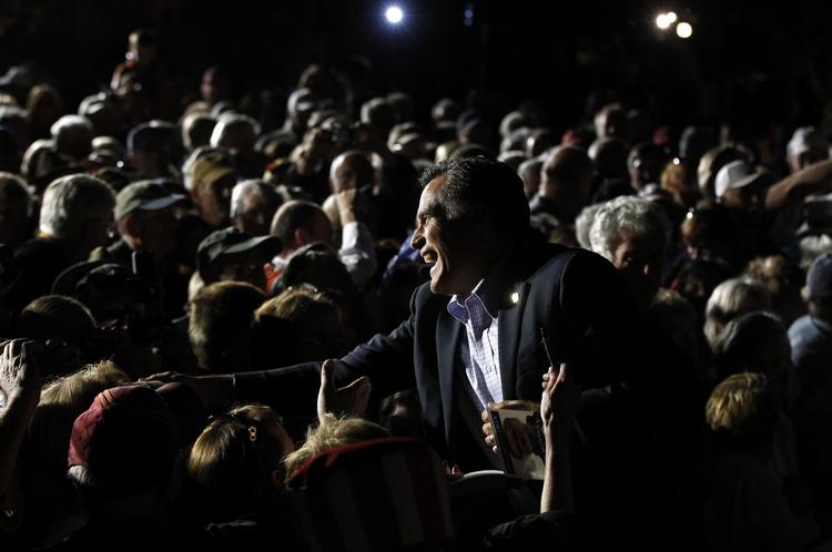 primærvalg. Mitt Romney hilser på tilhængere i Lake Sumter Landing i Florida forud for valget i dag. 